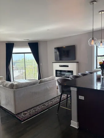 $475,000 | 3028 West Roscoe Street, Unit 406, Chicago, IL 60618