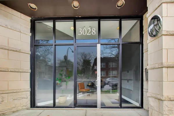 $475,000 | 3028 West Roscoe Street, Unit 406, Chicago, IL 60618