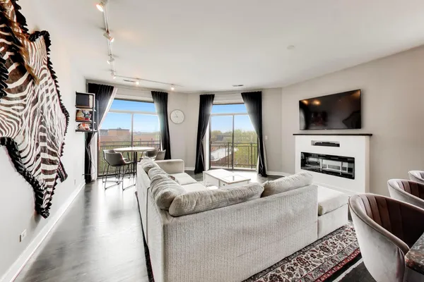 $475,000 | 3028 West Roscoe Street, Unit 406, Chicago, IL 60618