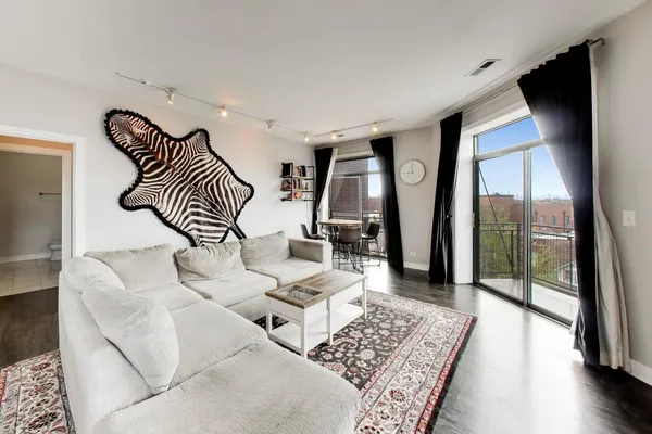 $475,000 | 3028 West Roscoe Street, Unit 406, Chicago, IL 60618