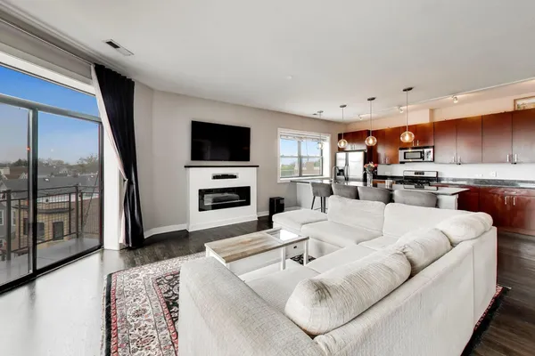 $475,000 | 3028 West Roscoe Street, Unit 406, Chicago, IL 60618