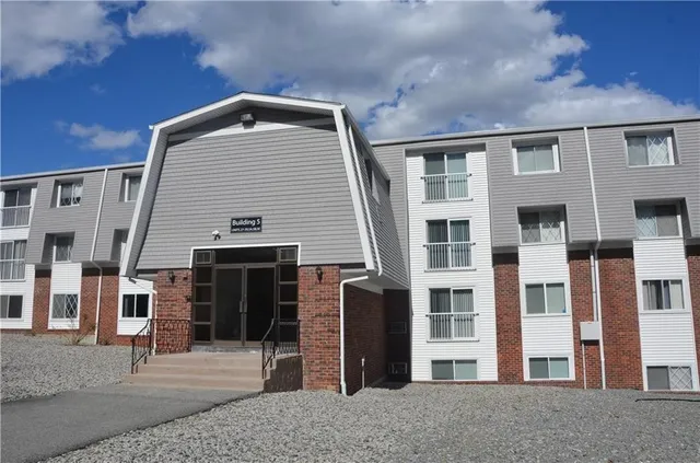 $220,000 | 300 Smithfield Road, Unit B552, North Providence, RI 02904