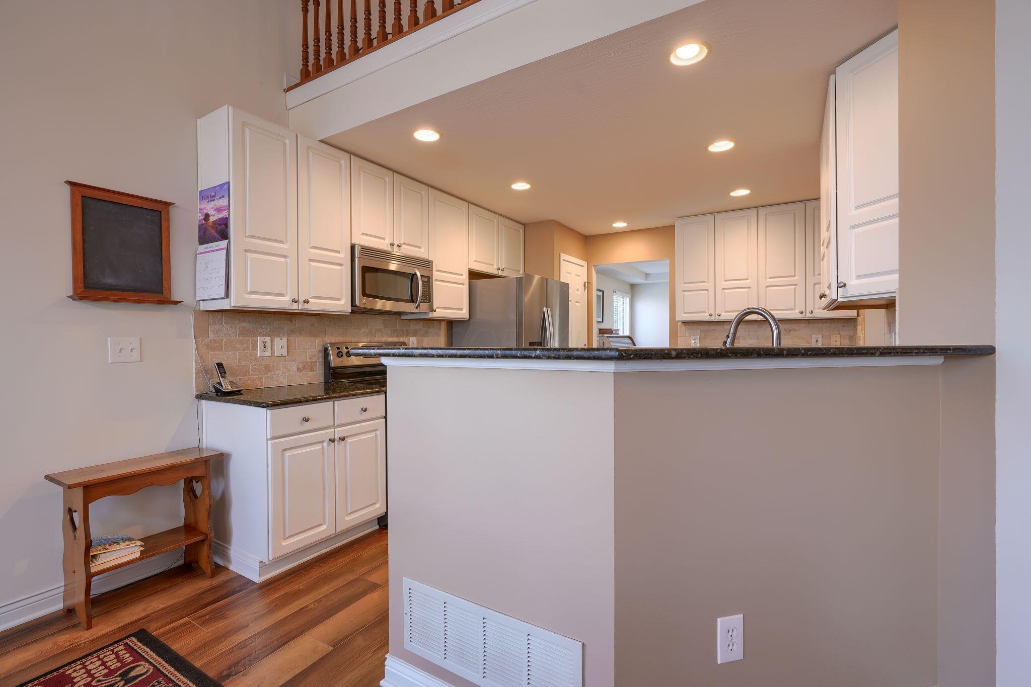 7732 Maple Run Lane Powell, OH 43065 - Photo 14 of 59 Counter seating
