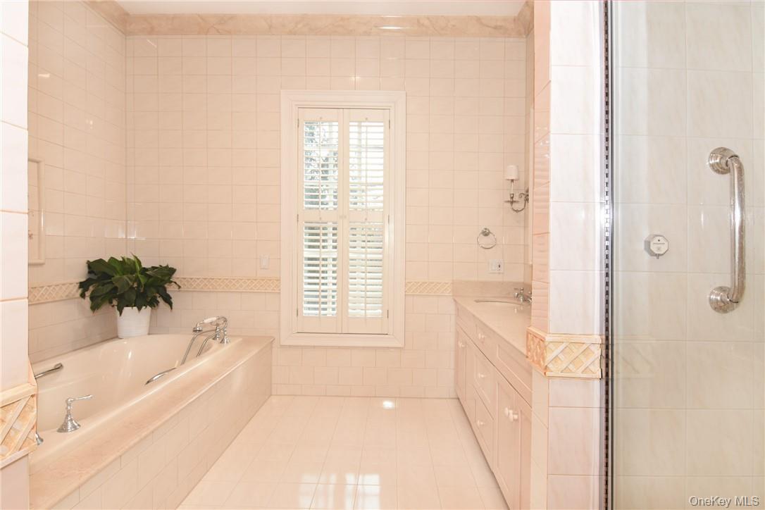 10 Castle Road Irvington, NY 10533 - Photo 10 of 13 Large 5-fixture en-suite Bathroom
