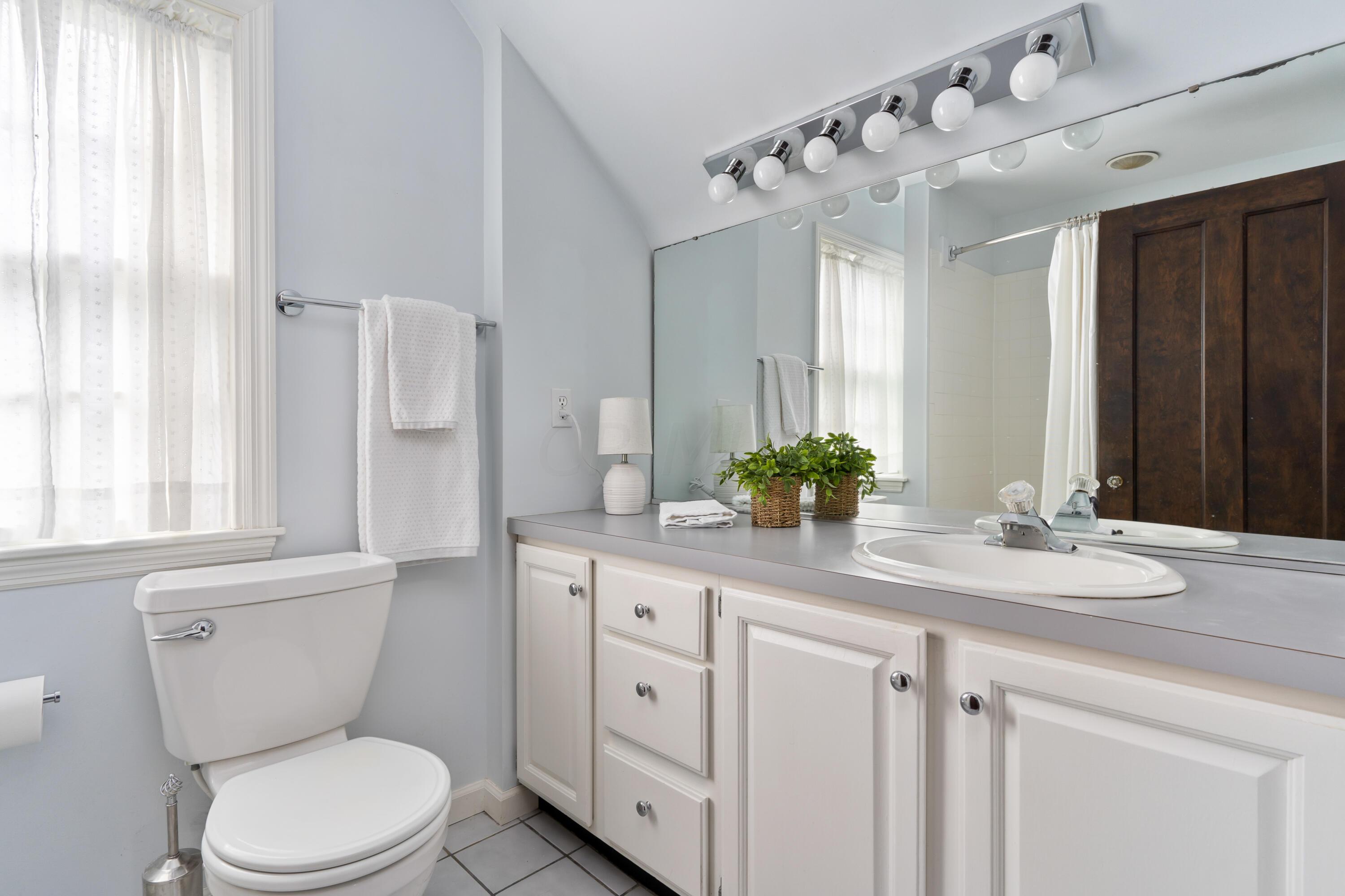 448 East Dunedin Road Columbus, OH 43214 - Photo 32 of 39 2nd floor bathroom
