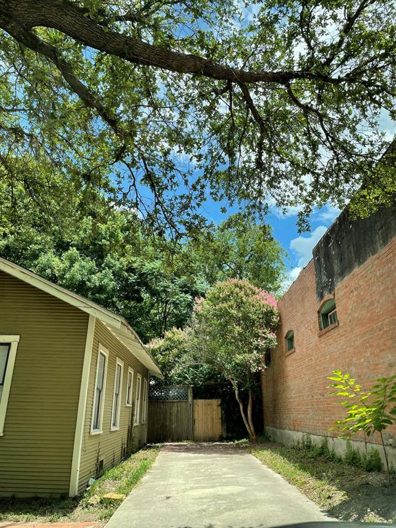 2257 College Avenue Fort Worth, TX 76110 - Photo 26 of 26 a front view of a house with garden