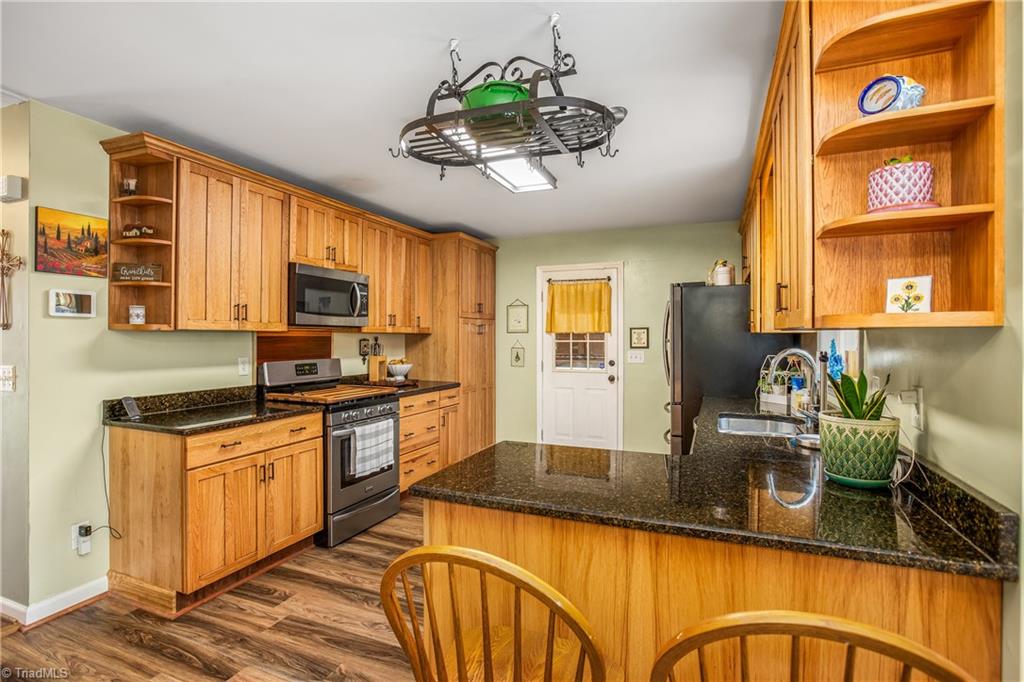 7501 Bartonshire Court Oak Ridge, NC 27310 - Photo 4 of 38