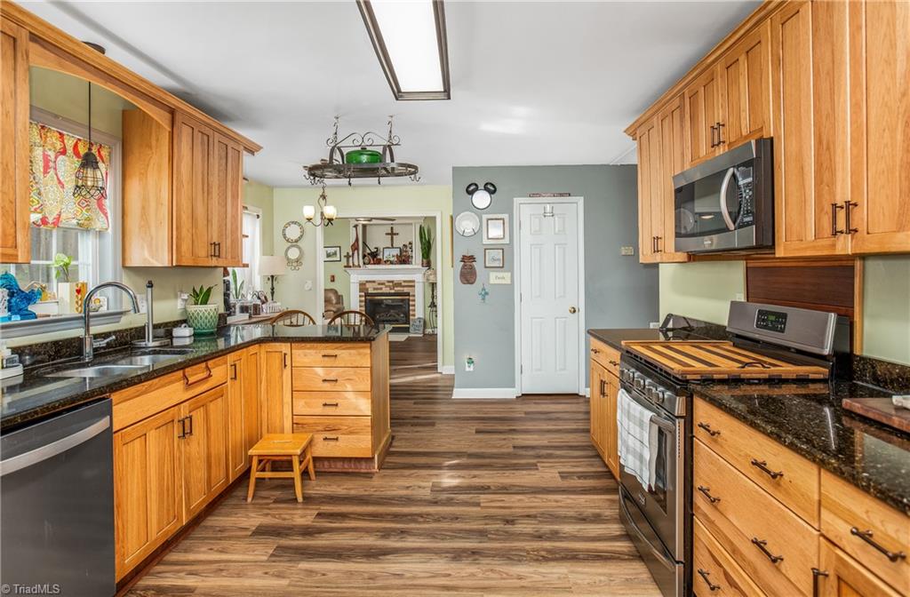 7501 Bartonshire Court Oak Ridge, NC 27310 - Photo 8 of 38