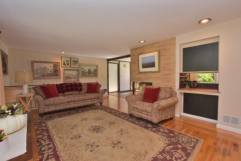 127 Cushing Road Warwick, RI 02888 - Photo 3 of 18 Gallery Image 3