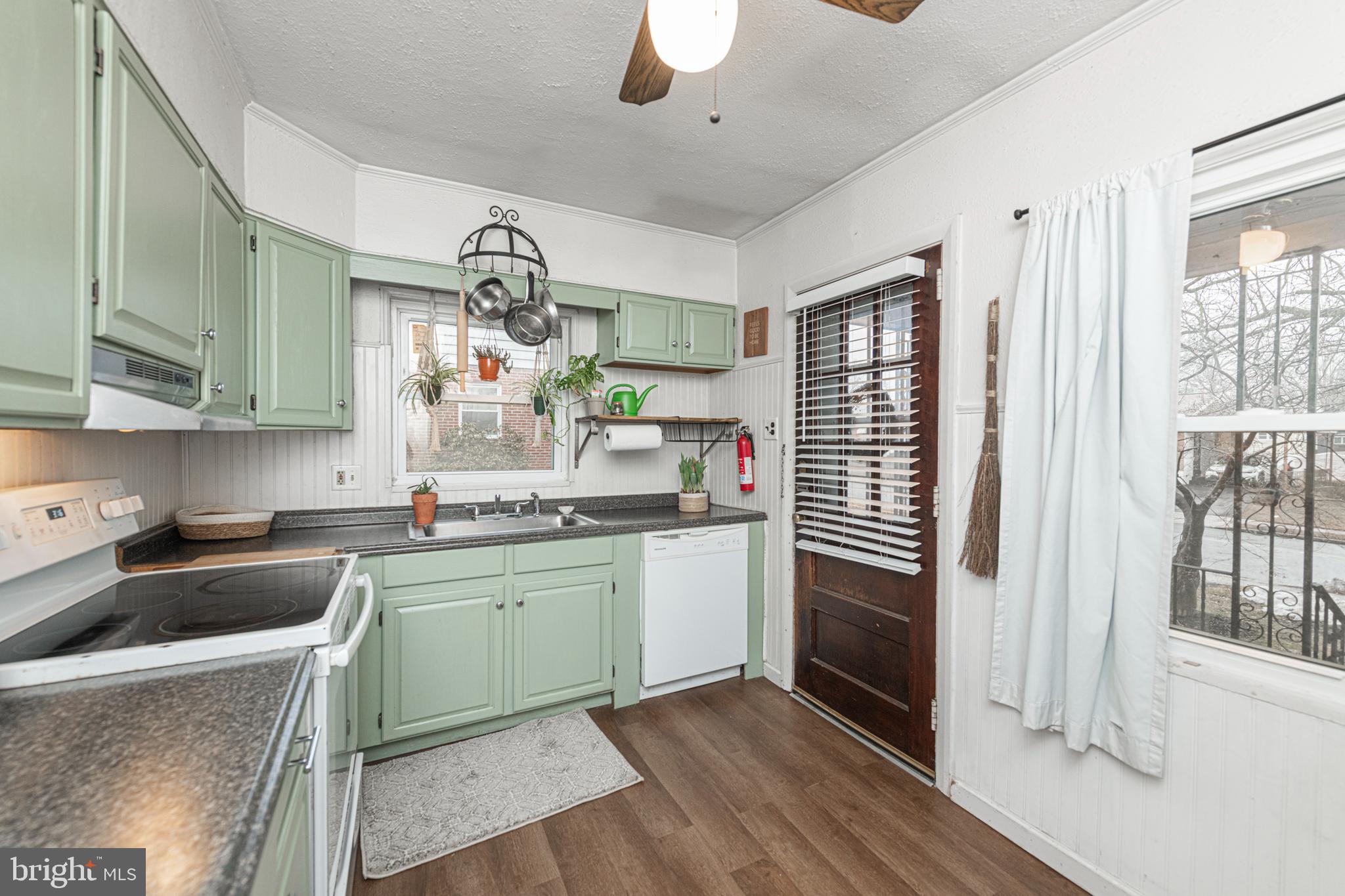 654 Mervine Street Pottstown, PA 19464 - Photo 4 of 23
