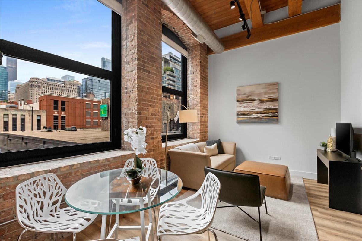 153 West Ohio Street, Unit 406 Chicago, IL 60654 - Photo 5 of 13
