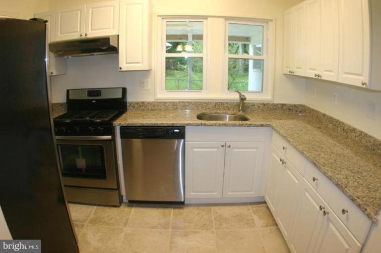 5534 Belfast Place Springfield, VA 22151 - Photo 12 of 19 Kitchen