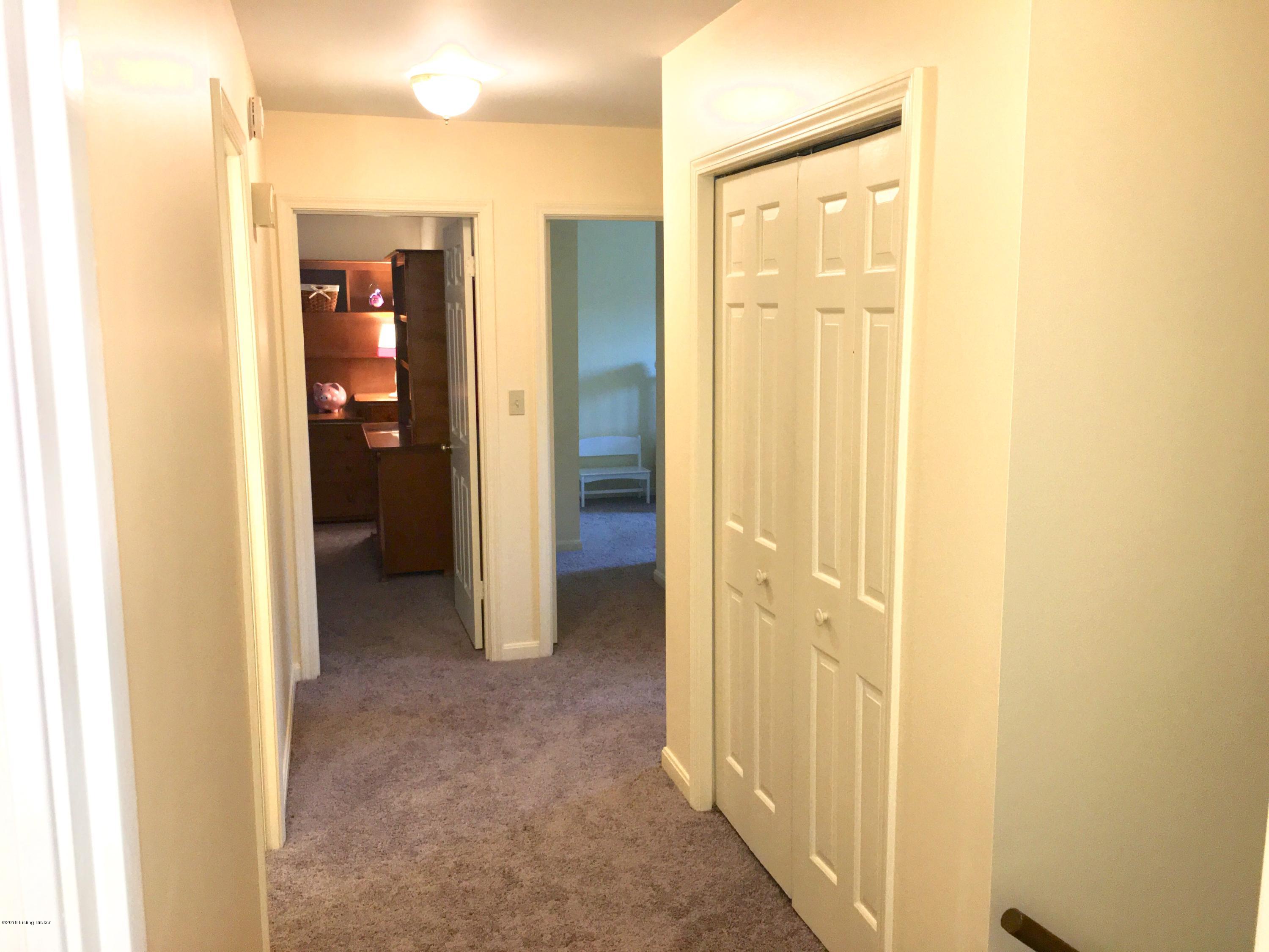 710 Moser Road Louisville, KY 40223 - Photo 35 of 50 710 Moser Rd - Hallway