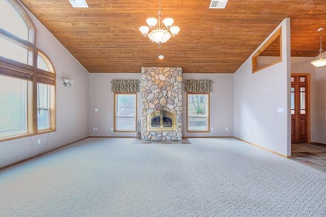 6643 Donaldson Road Grants Pass, OR 97526 - Photo 5 of 35 Living room and entrance