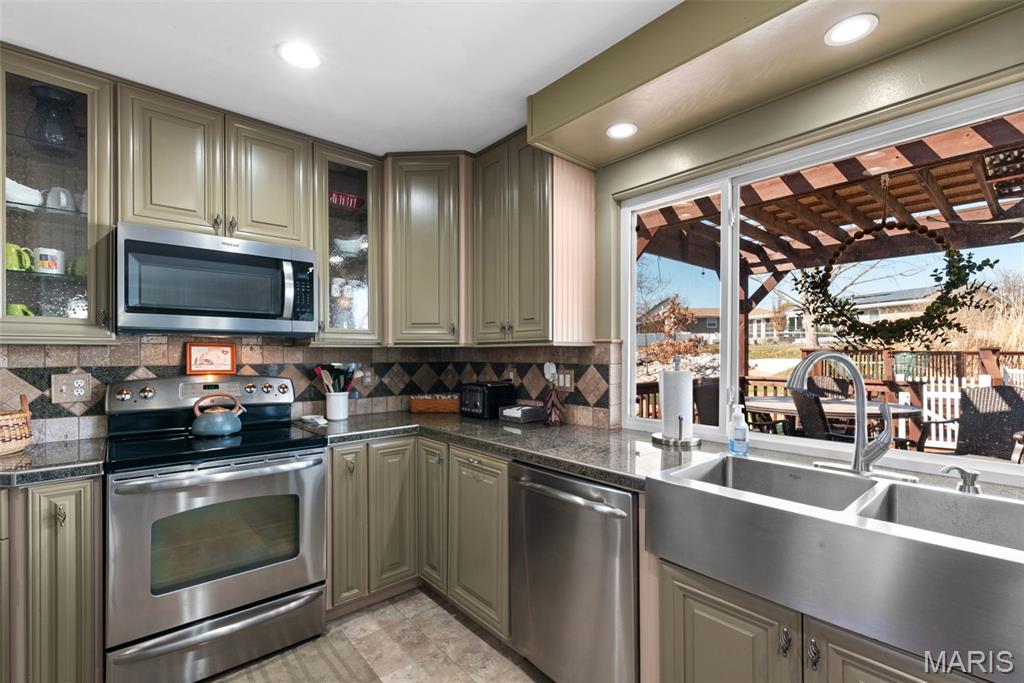 677 Rustic Valley Drive Ballwin, MO 63021 - Photo 12 of 34