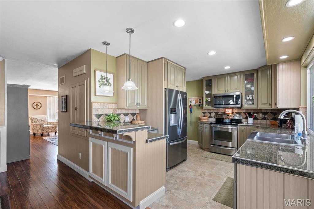 677 Rustic Valley Drive Ballwin, MO 63021 - Photo 9 of 34