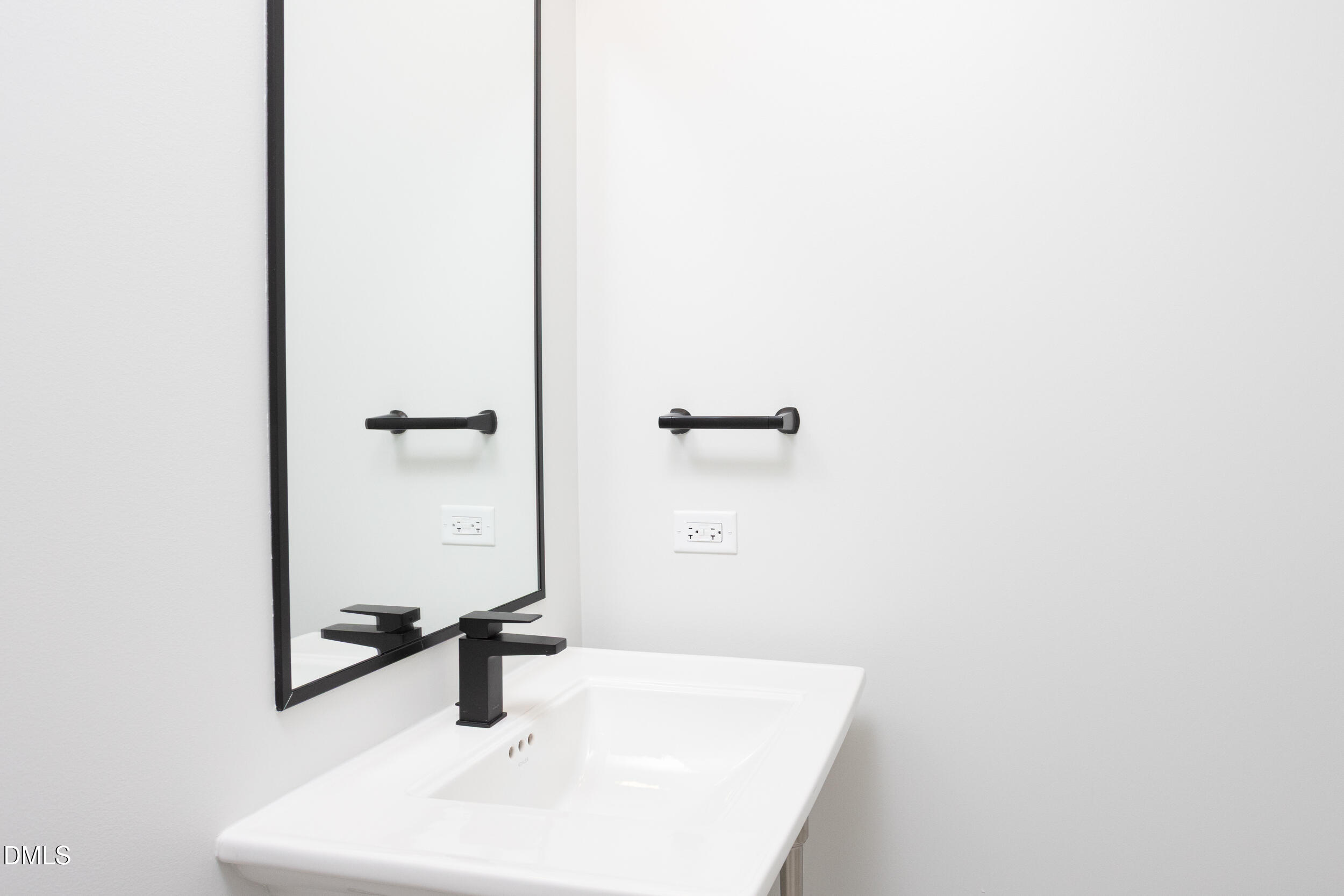 115 West Morris Street, Unit 2007 Durham, NC 27701 - Photo 15 of 30 a bathroom with a sink