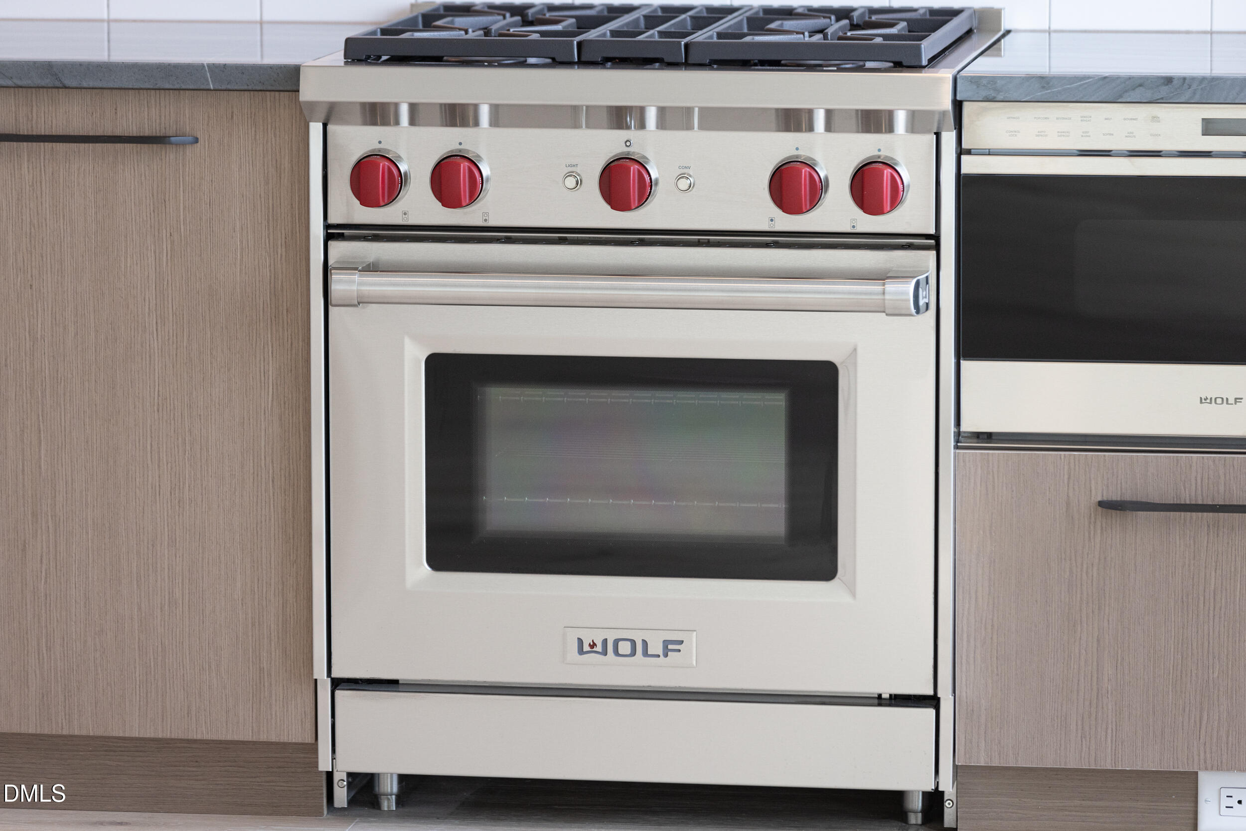 115 West Morris Street, Unit 2007 Durham, NC 27701 - Photo 4 of 30 a stove top oven sitting inside of a kitchen