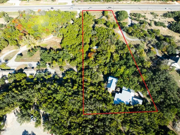 a view of a large yard with lots of green space