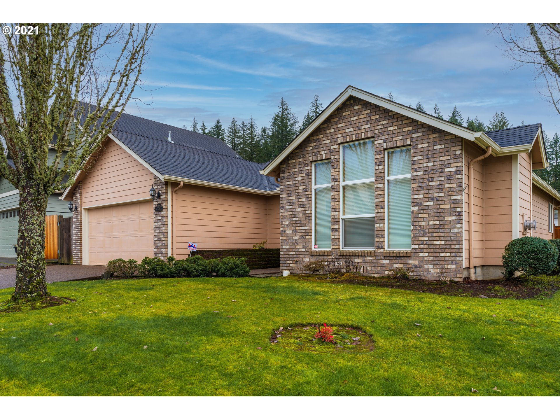 3305 Falcon Drive Springfield, OR 97477 - Photo 3 of 26 a front view of house with yard and green space
