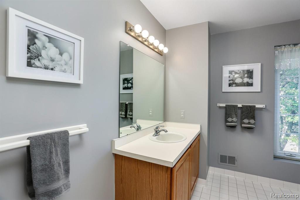 2104 Lakeside Road Troy, MI 48085 - Photo 19 of 38