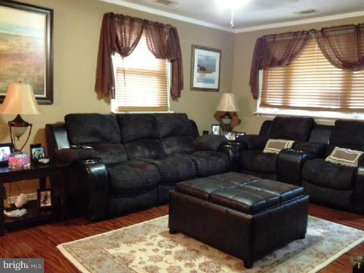 24 Ray Smith Road Sicklerville, NJ 08081 - Photo 3 of 25 Living Room