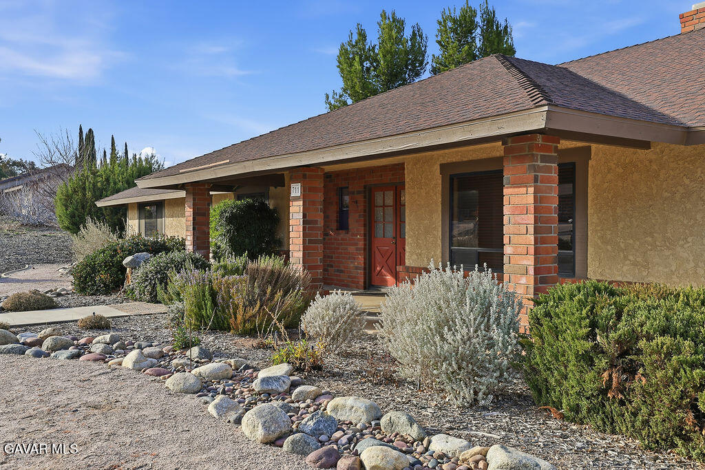 711 Lisa Street Palmdale, CA 93551 - Photo 4 of 66 057A2952