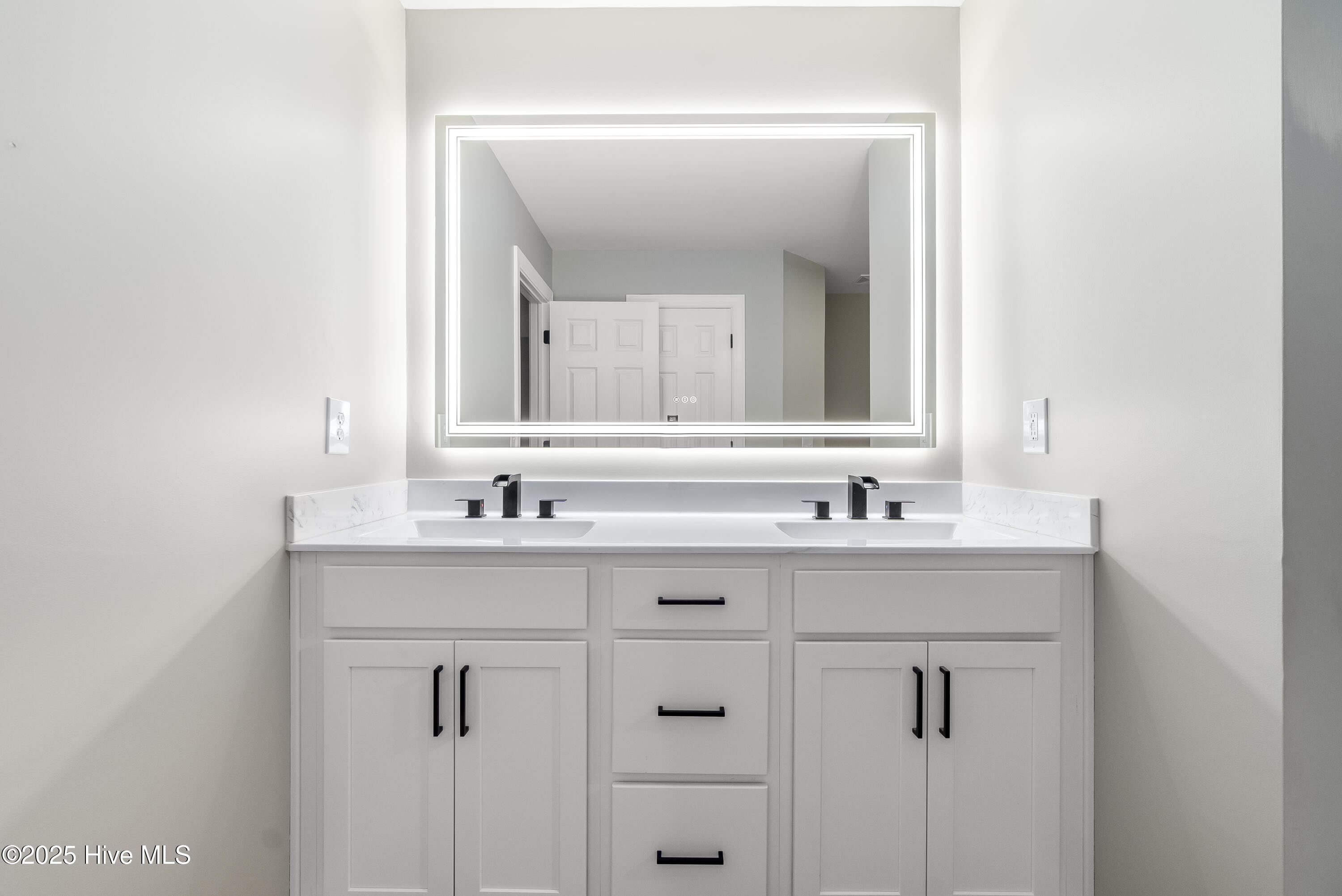 114 Oxford Road Moyock, NC 27958 - Photo 3 of 19 Master Bathroom