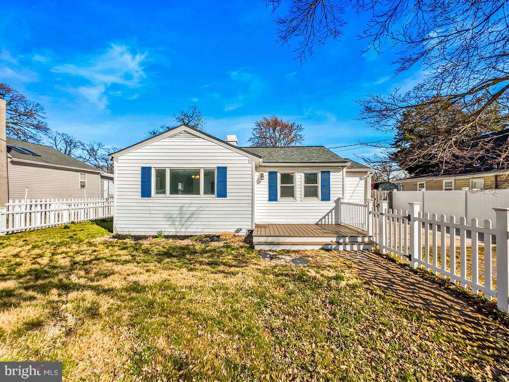 279 Magothy Beach Road Pasadena, MD 21122 - Photo 2 of 21