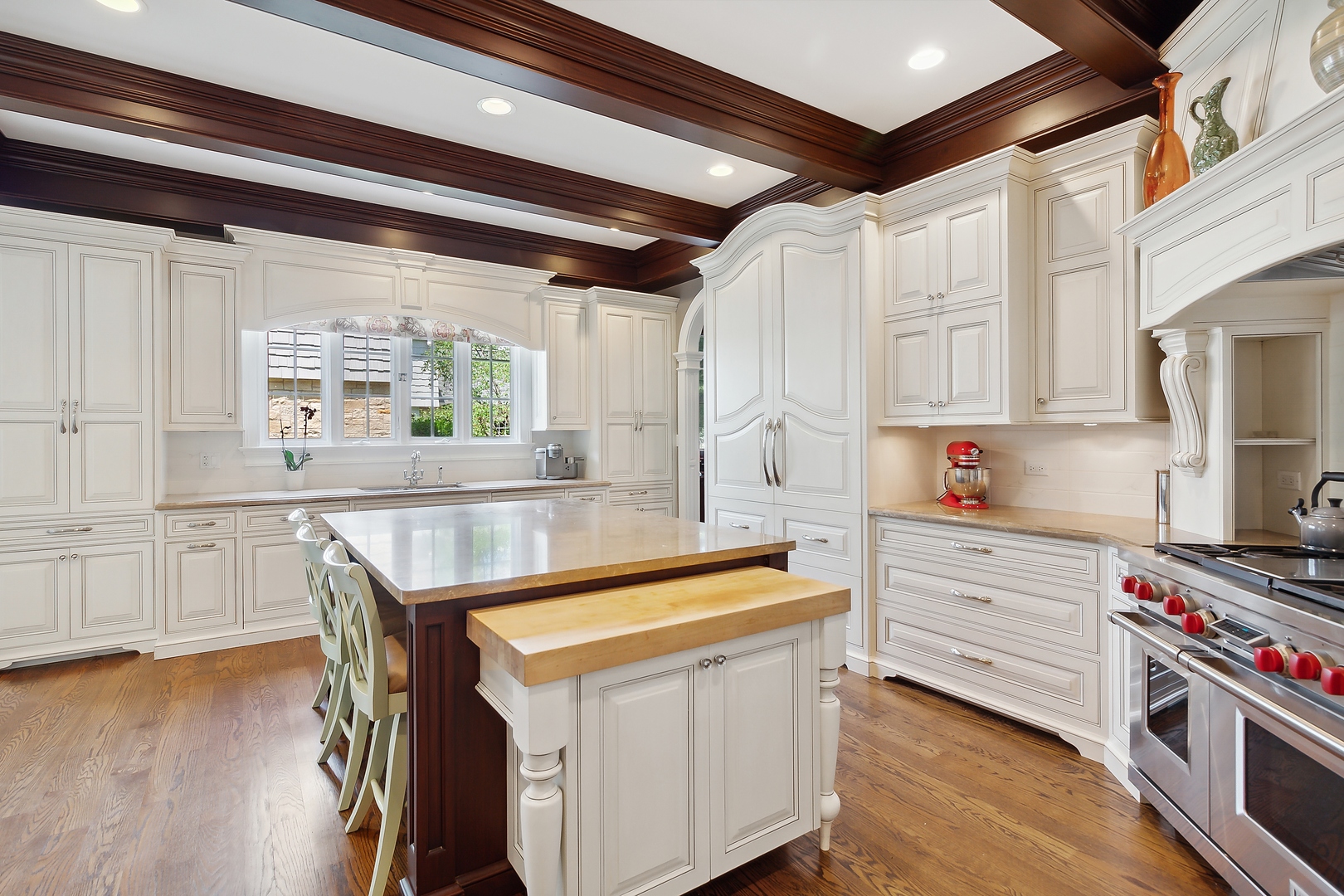 636 South County Line Road Hinsdale, IL 60521 - Photo 9 of 44