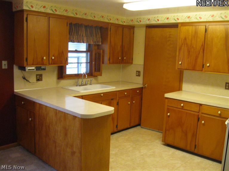 234 Oneida Avenue Northwest Canton, OH 44708 - Photo 3 of 10 Plenty of Cabinets