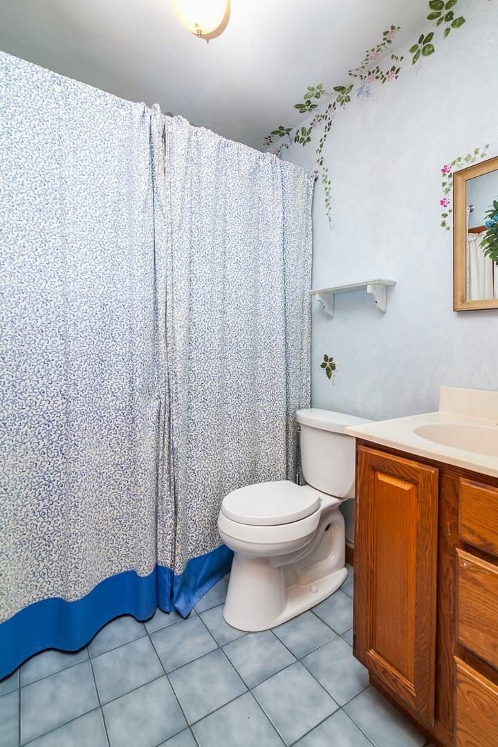 345 Dunbar Road Mundelein, IL 60060 - Photo 34 of 35 a bathroom with a sink a toilet and shower