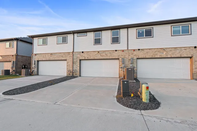 $239,990 | 2778 Mariposa Crk Drive, Unit 2, Rosharon, TX 77583