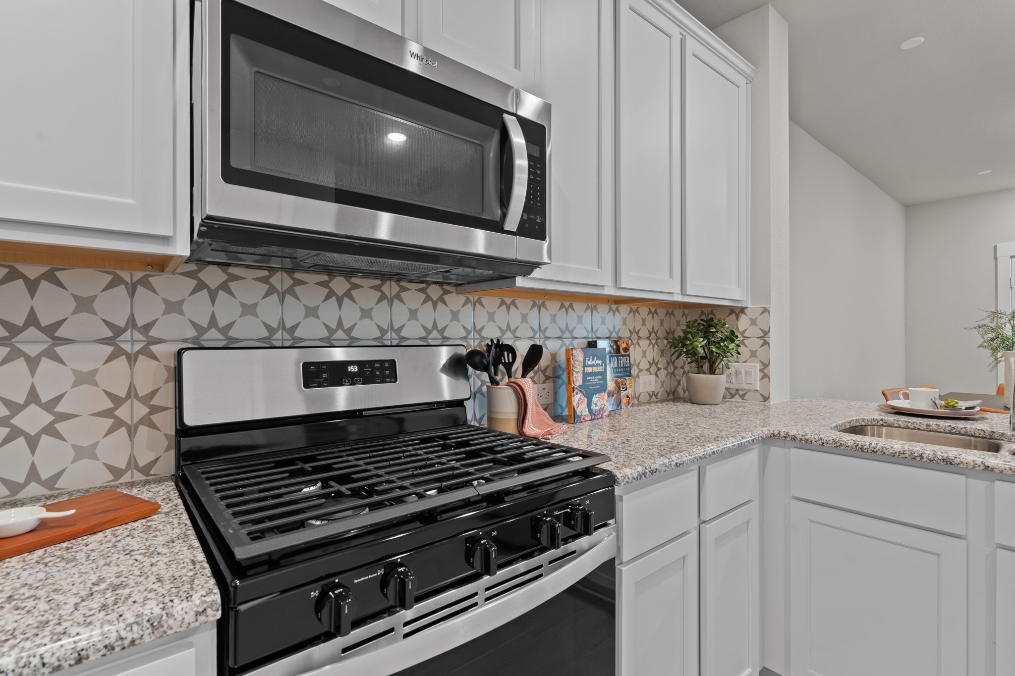 2778 Mariposa Crk Drive, Unit 2 Rosharon, TX 77583 - Photo 6 of 30 You can almost hear the sizzle of your favorite dish coming to life as you imagine yourself whipping up culinary delights in this dreamy kitchen.