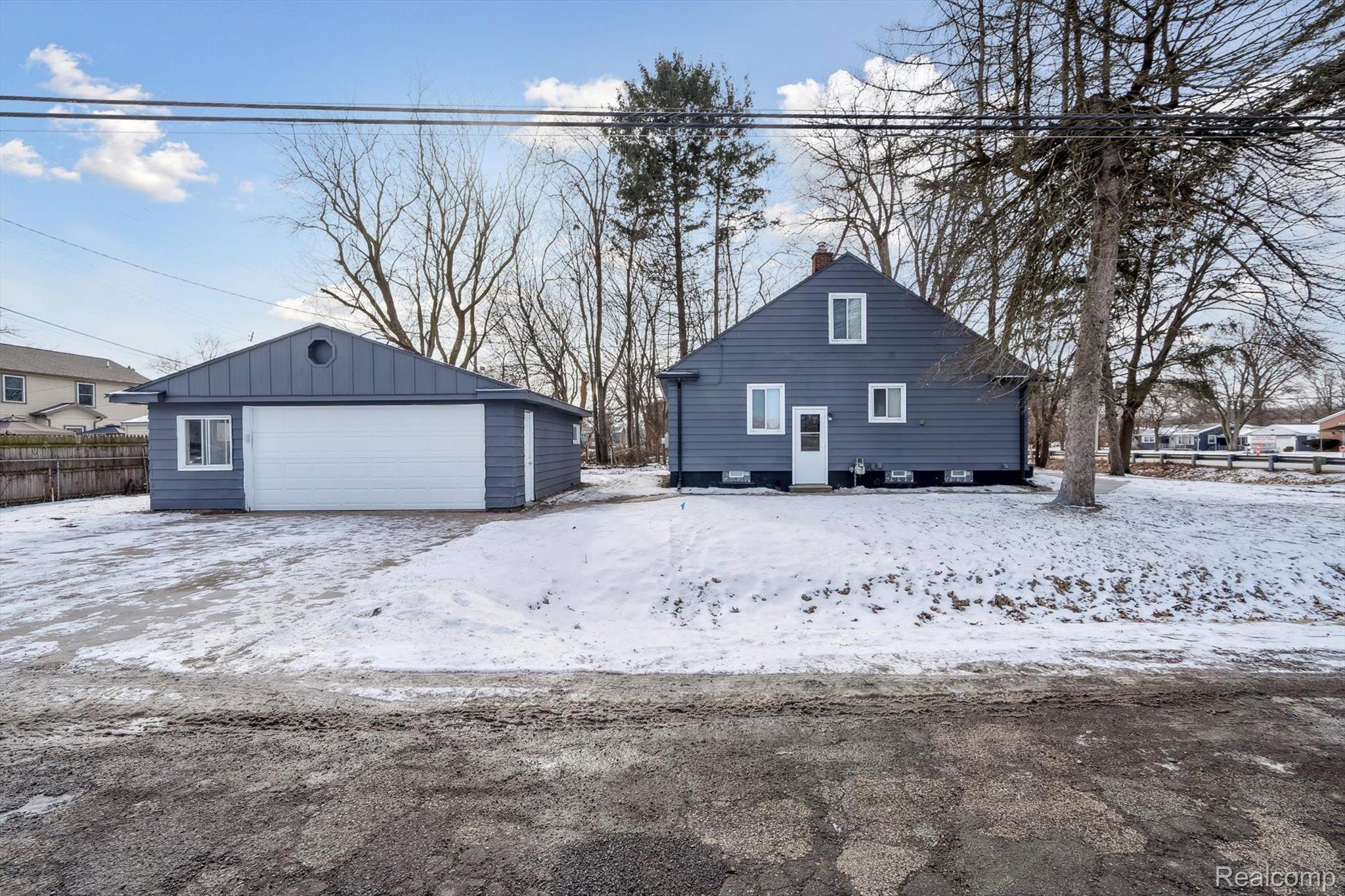 9407 Wayne Road Romulus, MI 48174 - Photo 20 of 22 Side View of Corner Lot