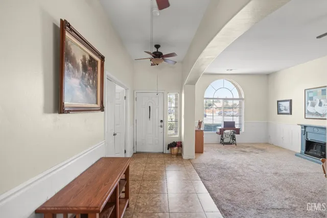 a view of a livingroom with a workspace