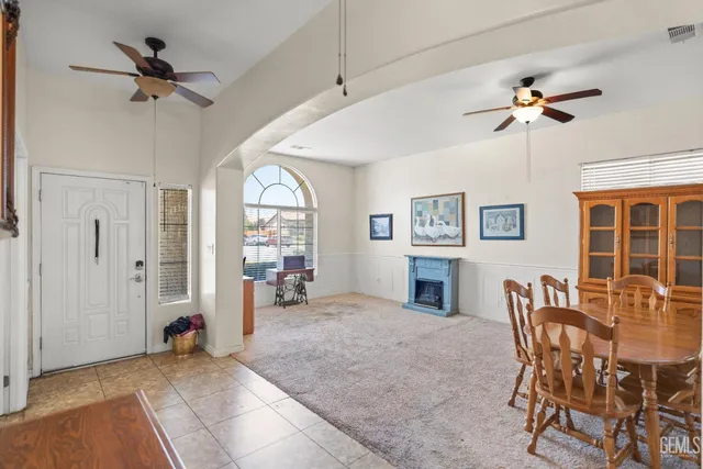 a view of a livingroom with furniture and a ceiling fan