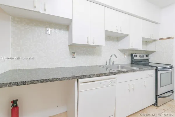 $2,500 | 915 8th Street, Unit 201, Miami Beach, FL 33139