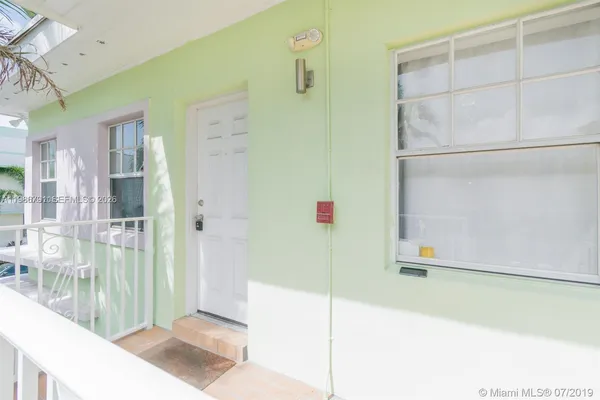$2,500 | 915 8th Street, Unit 201, Miami Beach, FL 33139