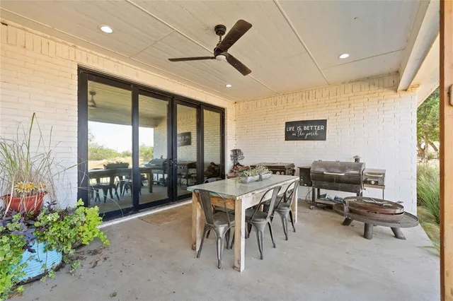 a view of a house with yard and plants