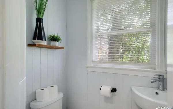 $2,400 | 422 Pershing Avenue, Unit B, San Antonio, TX 78209