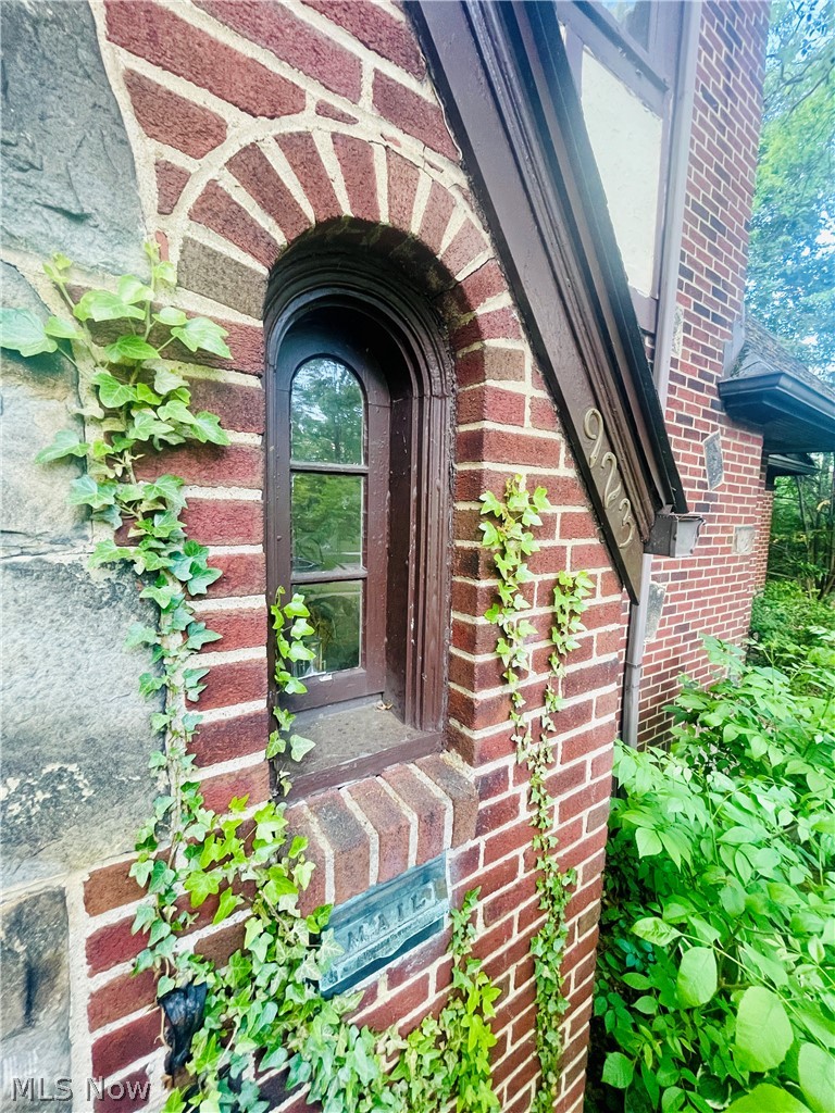 923 Mayfair Road Akron, OH 44303 - Photo 4 of 31 Masonry in excellent condition