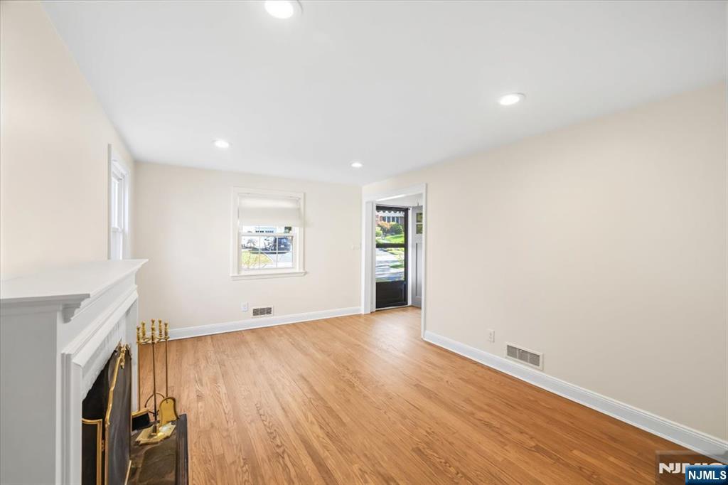 694 Northumberland Road Teaneck, NJ 07666 - Photo 5 of 29 Gallery Image 5