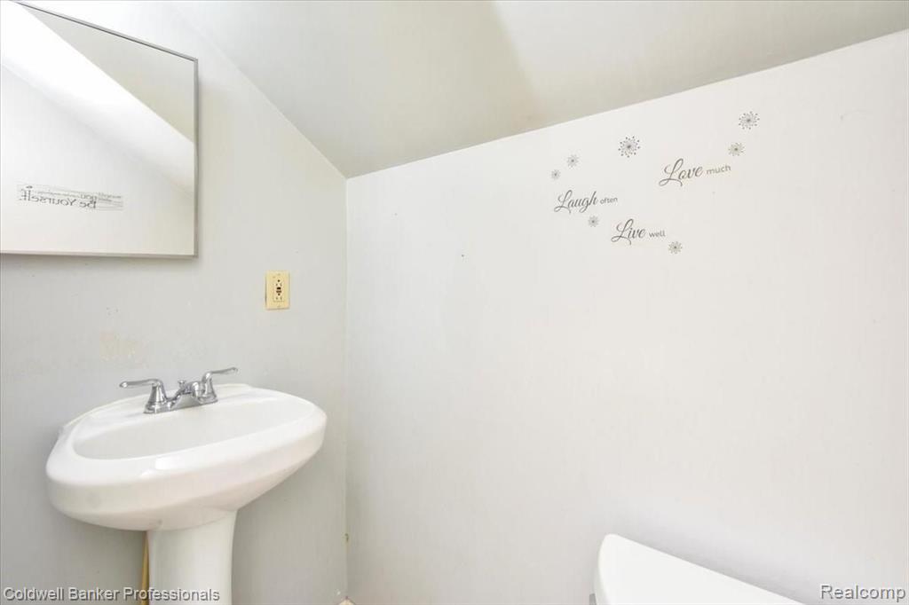 19829 East 8 Mile Road St. Clair Shores, MI 48080 - Photo 21 of 28