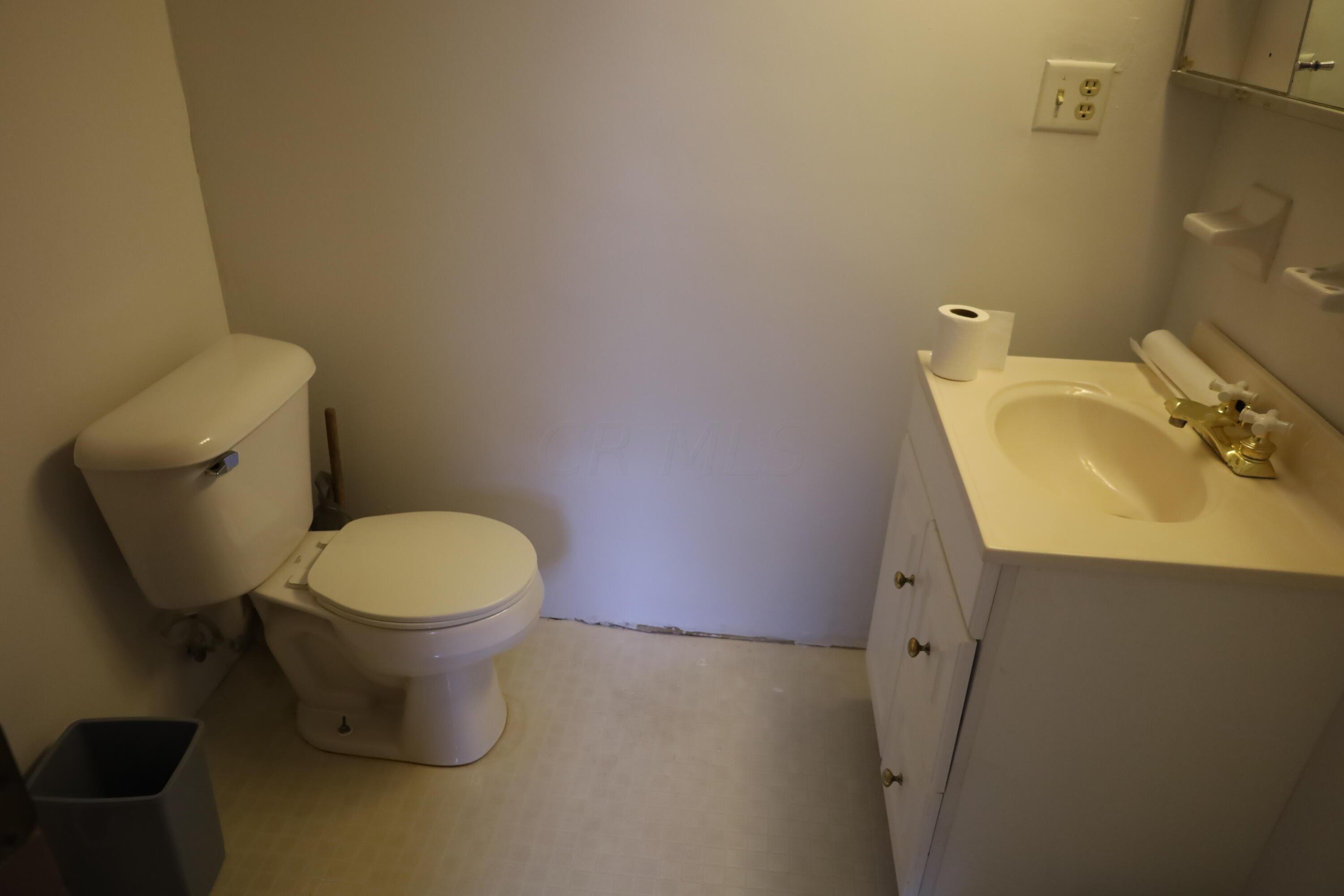 3864 Edendale Road Columbus, OH 43207 - Photo 13 of 24 6' 1" x 4'10" - White painted walls, linoleum flooring, medicine cabinet