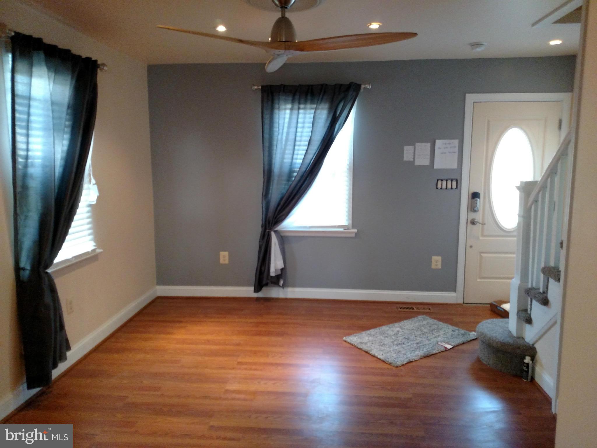 312 Sassafras Road Baltimore, MD 21221 - Photo 4 of 17 Living Room