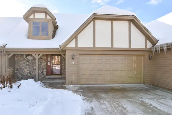 655 Mac Henry Circle, Unit B, Brookfield, WI 53045