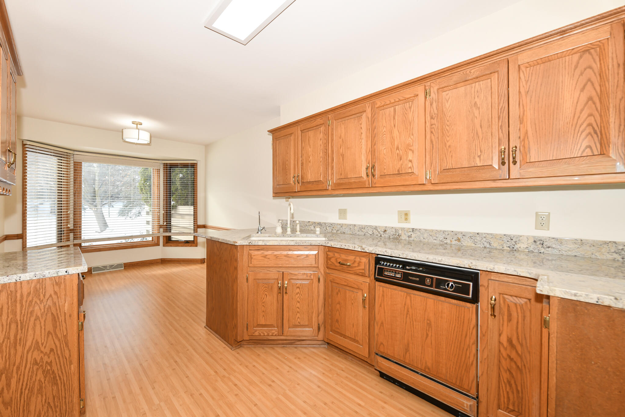 655 Mac Henry Circle, Unit B Brookfield, WI 53045 - Photo 18 of 36 Kitchen