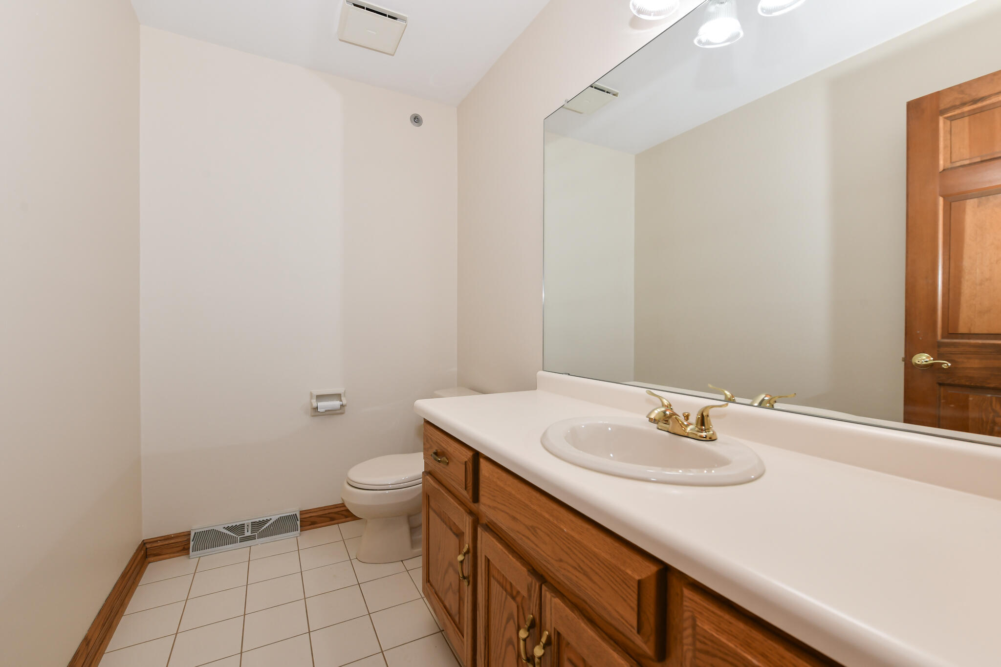 655 Mac Henry Circle, Unit B Brookfield, WI 53045 - Photo 20 of 36 Powder rm