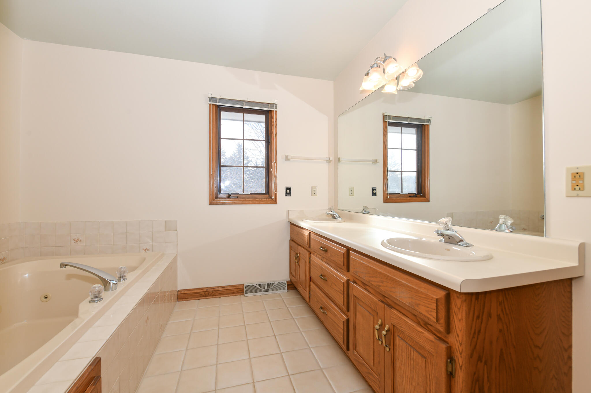 655 Mac Henry Circle, Unit B Brookfield, WI 53045 - Photo 24 of 36 Primary Bath